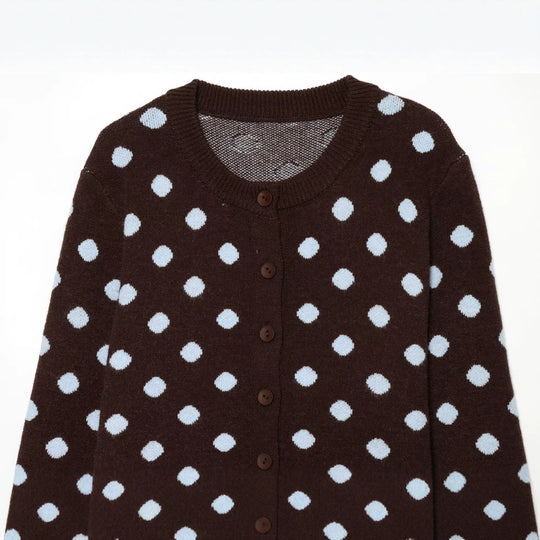 Damen Kurzgeschnittener Gepunkteter Feinstrick-Cardigan mit Rippbündchen und Knopfleiste Nord Taschen