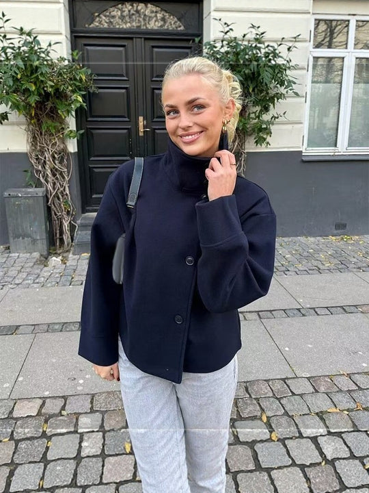 Damen Kurz geschnittene Boxy-Jacke mit Stehkragen und asymmetrischer Knopfleiste Nord Taschen