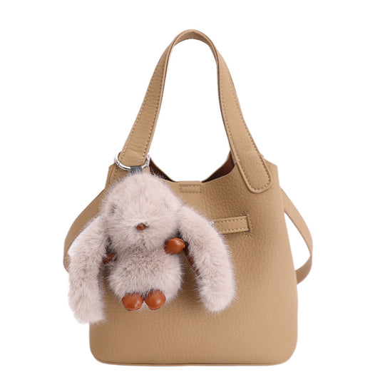 Damen Hobo Tasche aus hochwertigem Kunstleder mit abnehmbarem Plüschanhänger Nord Taschen