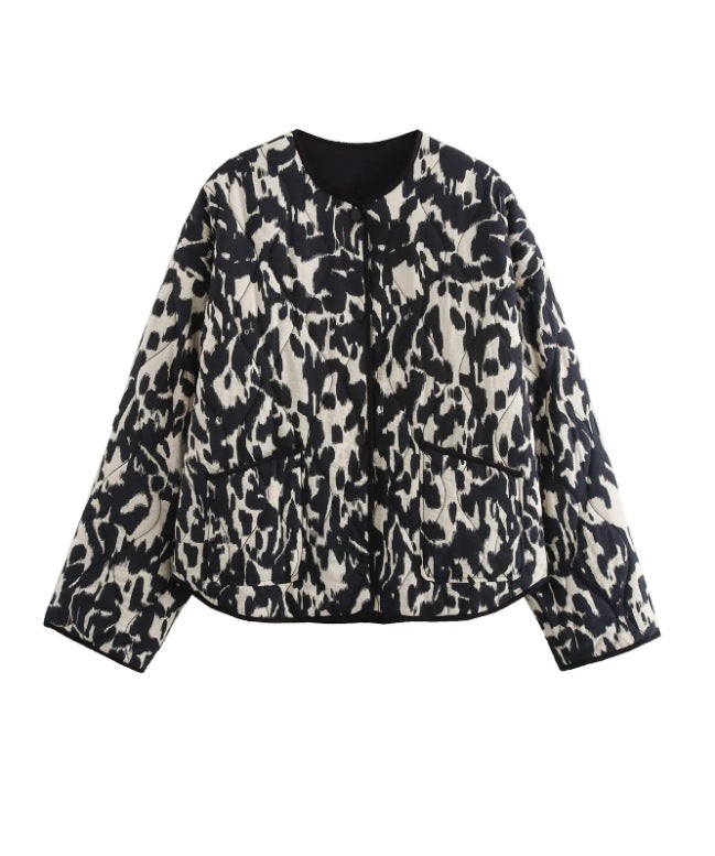 Damen 60+ gesteppte Kurzblousonjacke im Animalprint mit Rundhals und aufgesetzten Taschen Nord Taschen