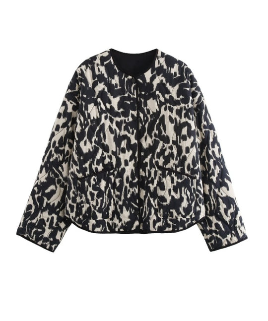 Damen 60+ gesteppte Kurzblousonjacke im Animalprint mit Rundhals und aufgesetzten Taschen Nord Taschen