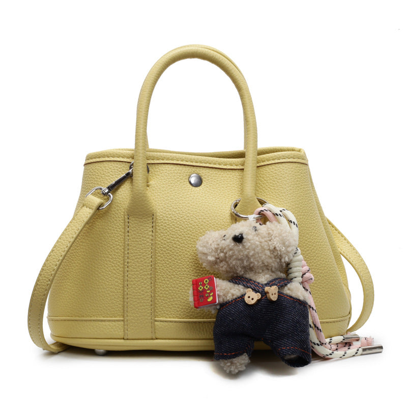 Damenhandtasche mit verspieltem Design und charmantem Plüschanhänger Nord Taschen
