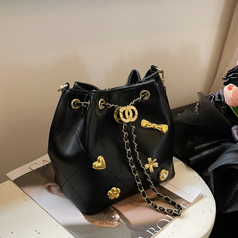 Damen stylische Beuteltasche mit dekorativen Anhängern Nord Taschen