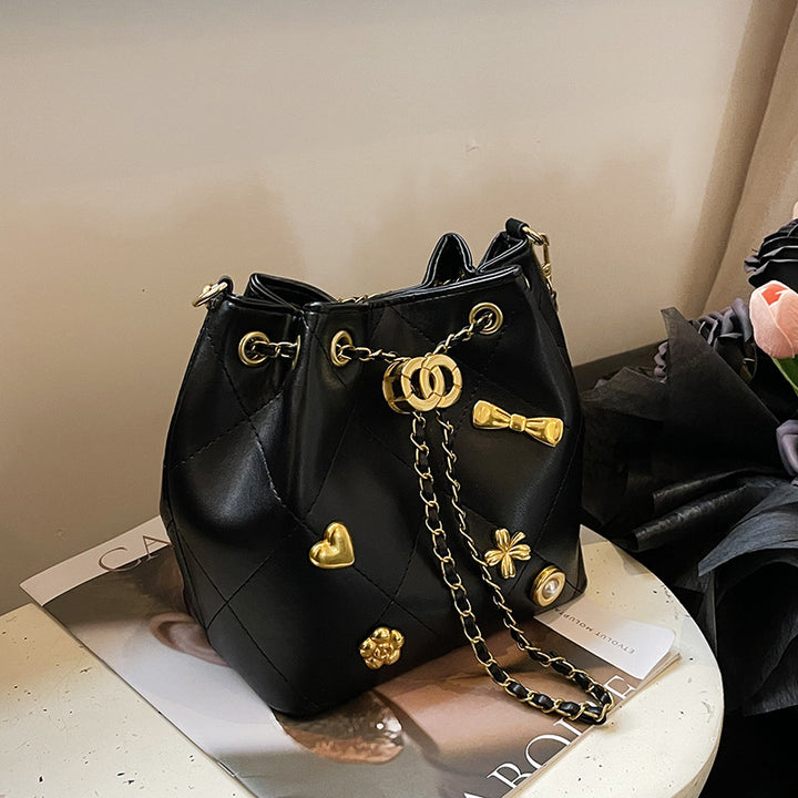 Damen stylische Beuteltasche mit dekorativen Anhängern Nord Taschen