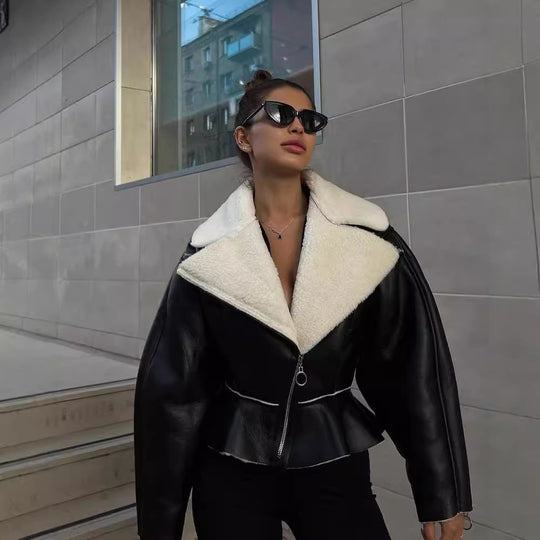 Damen Kurze Lammfellimitat-Bikerjacke mit Oversize-Kragen und asymmetrischem Reißverschluss Nord Taschen
