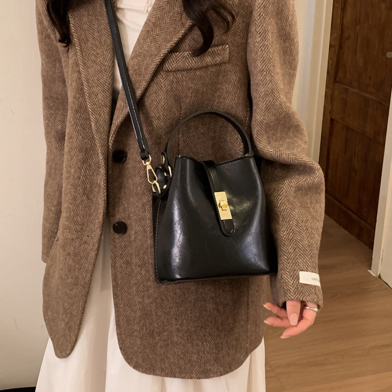 Damen Beuteltasche mit stilvollem Design und praktischem Trageriemen Nord Taschen