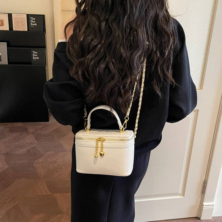 Damen Clutch mit dekorativen Kettenakzenten Nord Taschen