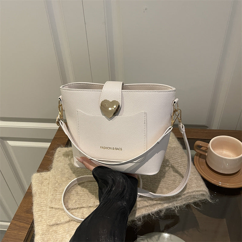 Damen Schultertasche mit herzförmigem Verschluss Nord Taschen