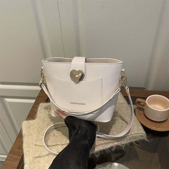 Damen Schultertasche mit herzförmigem Verschluss Nord Taschen