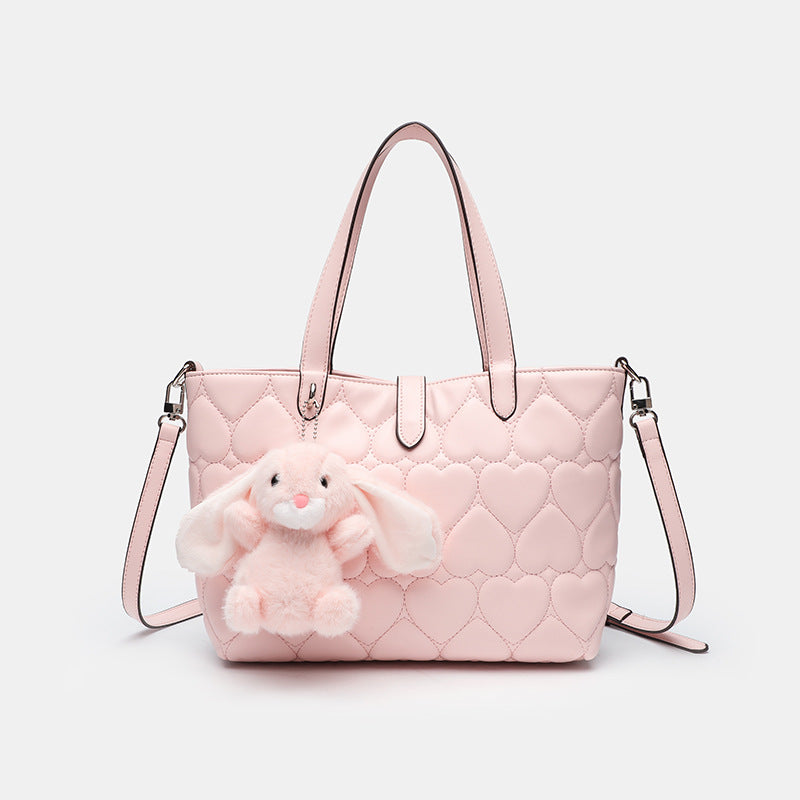 Damen Henkeltasche mit verspieltem Hasenanhänger und herzförmiger Steppung Nord Taschen