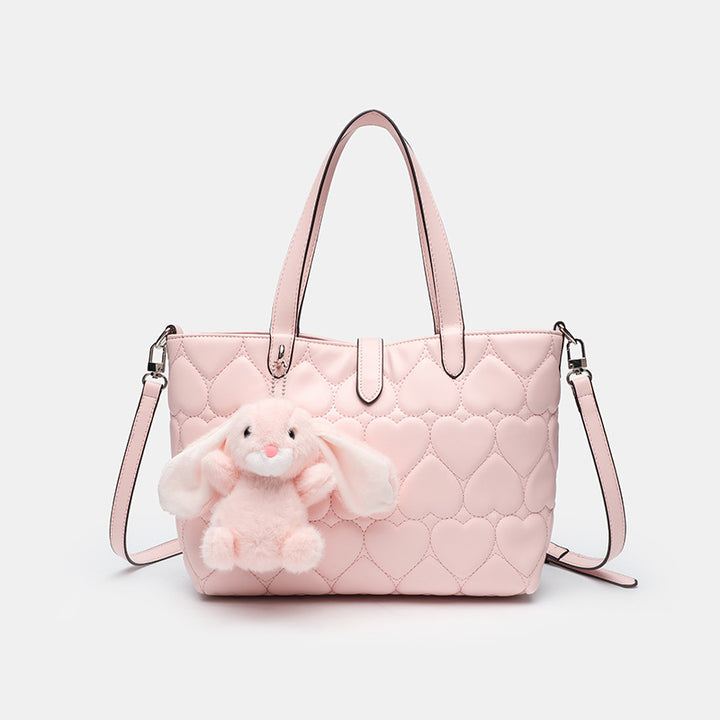 Damen Henkeltasche mit verspieltem Hasenanhänger und herzförmiger Steppung Nord Taschen