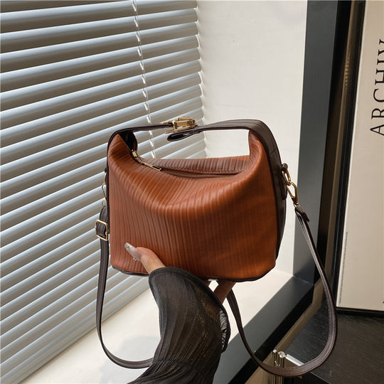 Damen Umhängetasche mit modernem Wellenstrukturobermaterial Nord Taschen