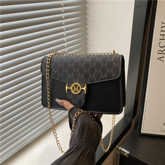 Damen Umhängetasche mit goldener Kettenverzierung und Designer-Logo Nord Taschen