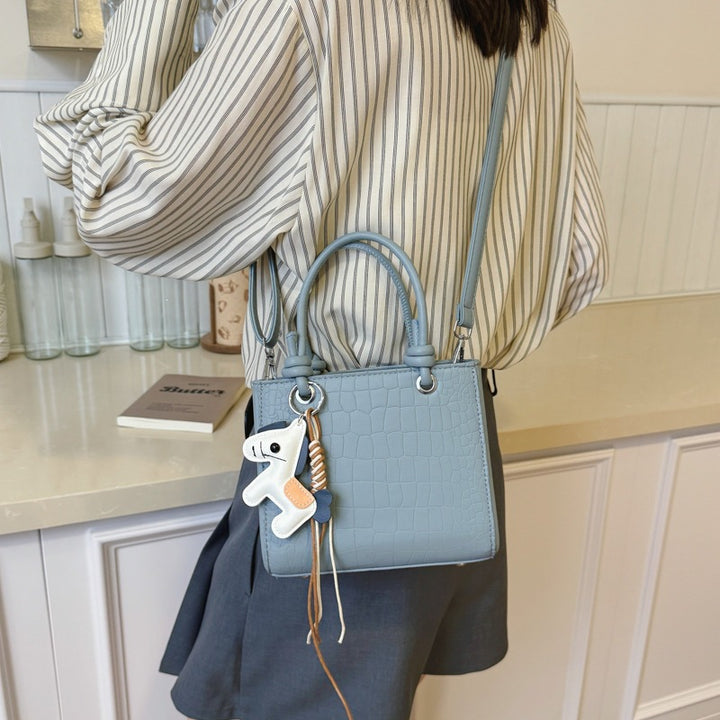 Damen Mini-Tasche mit tierischem Anhänger und modernem Krokodil-Look Nord Taschen