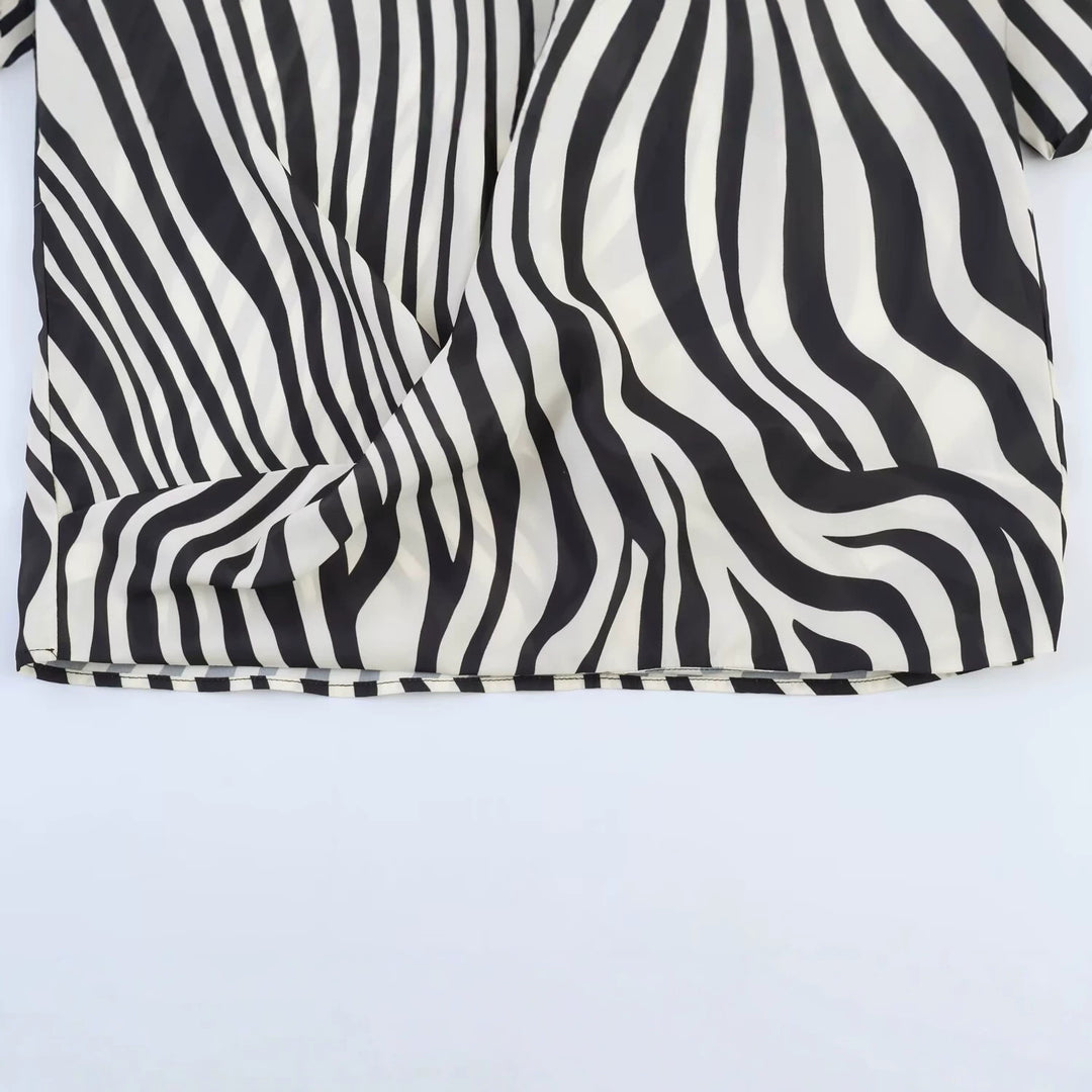 Damen Oversize-Satinbluse mit Hemdkragen, asymmetrischem Wickeleffekt und Federsaum Nord Taschen