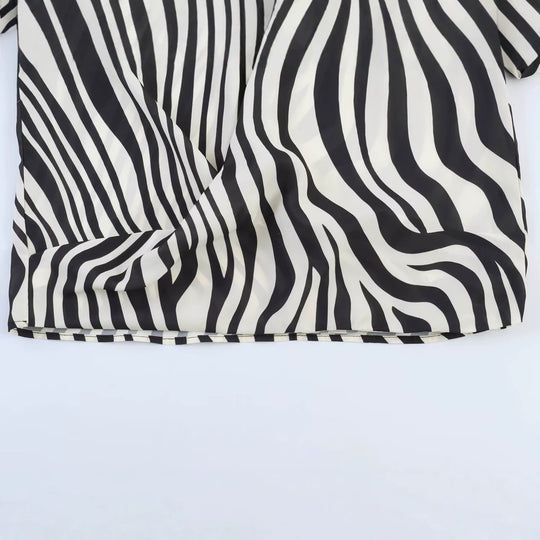 Damen Oversize-Satinbluse mit Hemdkragen, asymmetrischem Wickeleffekt und Federsaum Nord Taschen