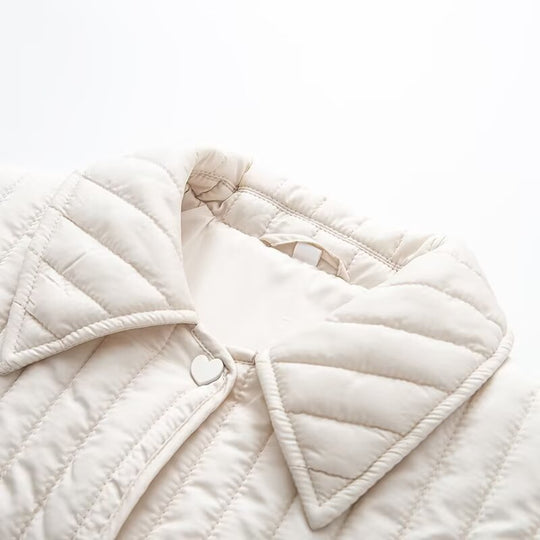 Damen Steppjacke kurz geschnitten mit vertikaler Steppung, Hemdkragen und Herzknopfleiste Nord Taschen