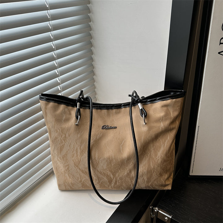 Damen modische Tragetasche mit gefaltetem Obermaterial und verspieltem Anhänger Nord Taschen