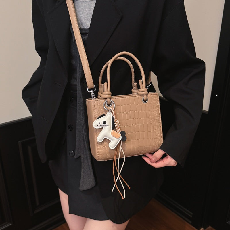 Damen Mini-Tasche mit tierischem Anhänger und modernem Krokodil-Look Nord Taschen