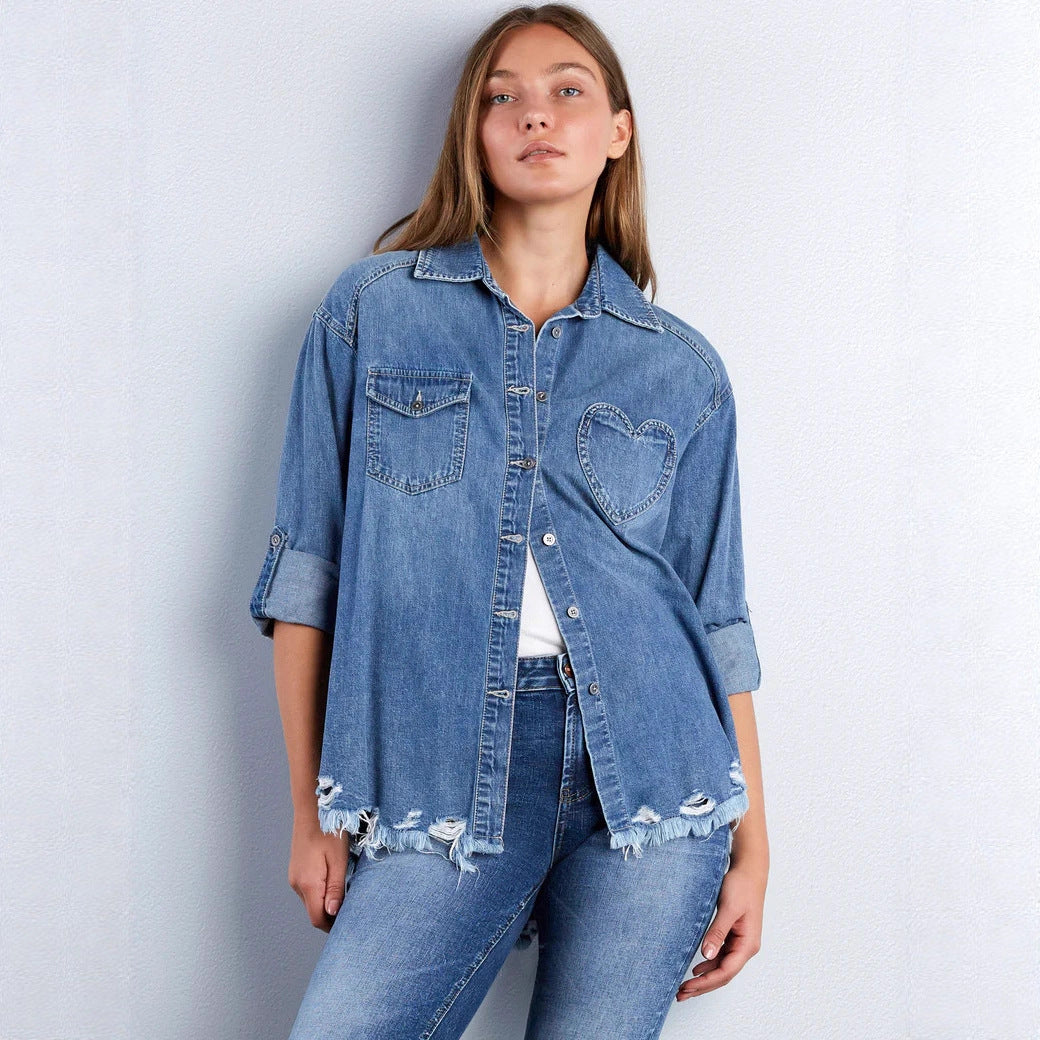 Damen lässige Denim-Hemdjacke Oversize mit aufgesetzten Brusttaschen, Herz-Stickdetail und ausgefranstem Saum Nord Taschen