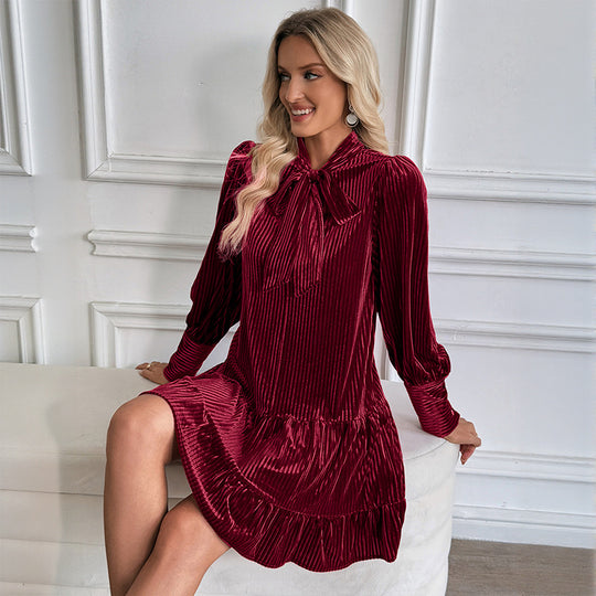 Damen Samtkleid mit Plissee‑Struktur, Schleifenkragen und Stufenrock Nord Taschen