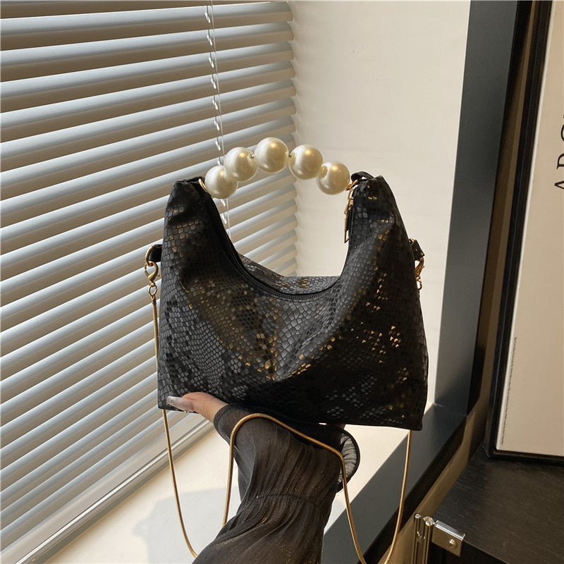 Damen Umhängetasche mit Perlenhenkel und eleganter Schlangenprägung Nord Taschen