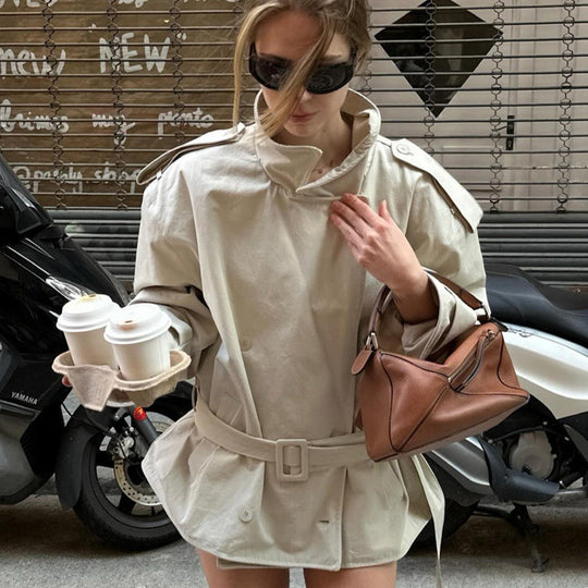 Damen Kurztrenchcoat aus Baumwollmix mit Taillengürtel & Schulterklappen Nord Taschen