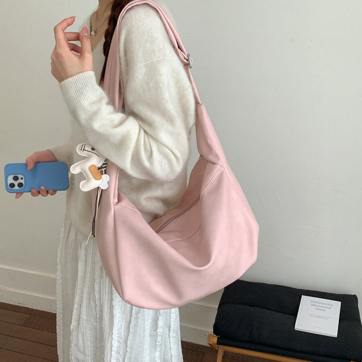 Damen Hobo-Tasche aus hochwertigem Kunstleder mit verspieltem Anhänger Nord Taschen