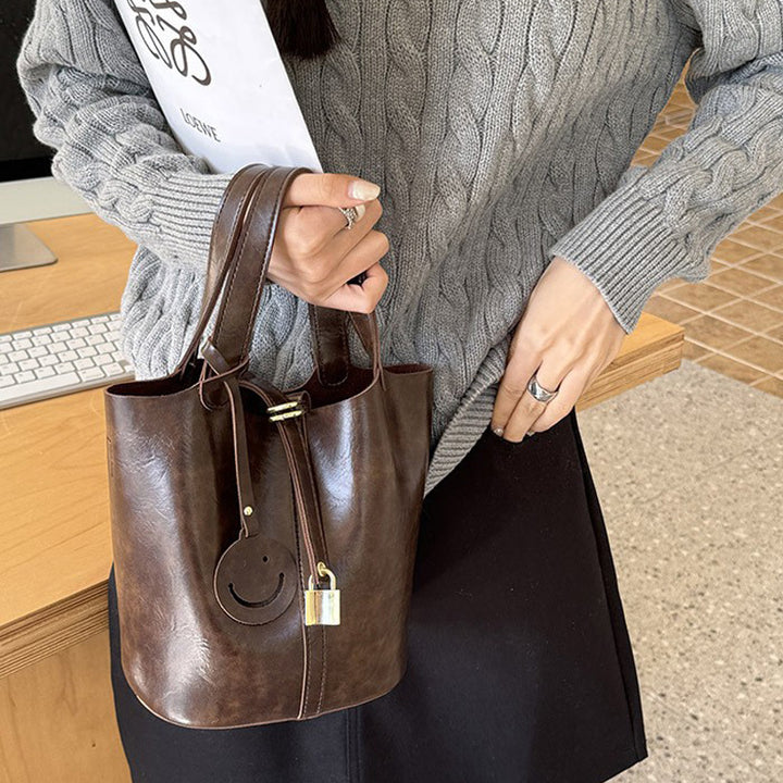 Damen Hobo-Tasche mit innovativem Verschluss und lässigem Design Nord Taschen