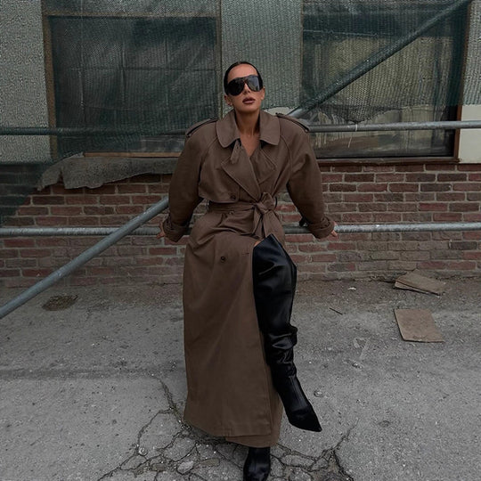 Damen Maxilanger Trenchcoat mit betonter Schulterpartie, doppelter Knopfleiste und Bindegürtel Nord Taschen