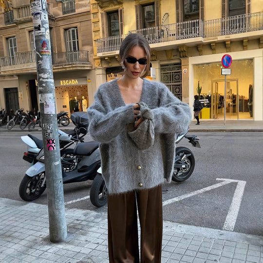 Damen Flauschige Mohair‑Optik Oversize‑Strickjacke mit V‑Ausschnitt und goldenen Zierknöpfen Nord Taschen