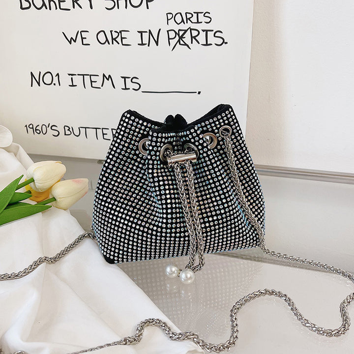 Damen Glitzernde Beuteltasche mit verspieltem Kettenriemen Nord Taschen