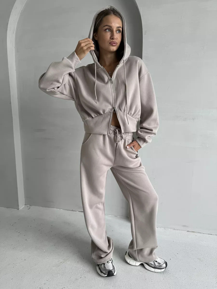 Damen gekürzte Zip-Kapuzenjacke mit formender Taillennaht und relaxed High-Waist Loungehose Nord Taschen