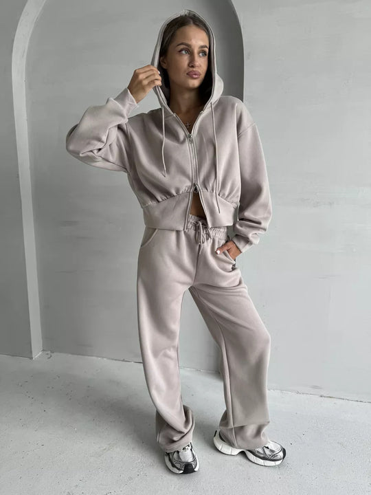Damen gekürzte Zip-Kapuzenjacke mit formender Taillennaht und relaxed High-Waist Loungehose Nord Taschen