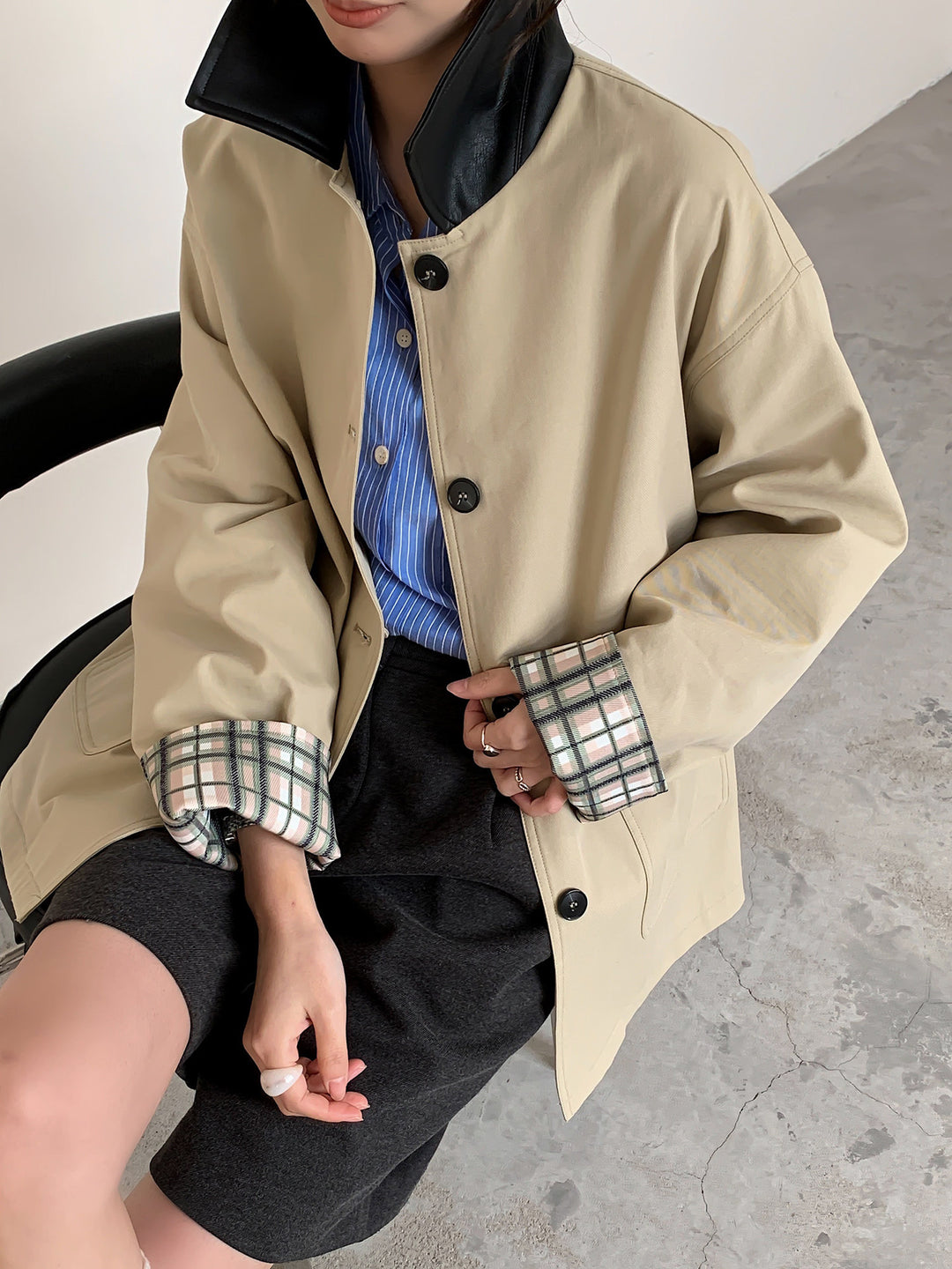 Damen Kurzjacke im Trench‑Stil mit Lederkragen und umschlagbaren Karo‑Manschetten Nord Taschen