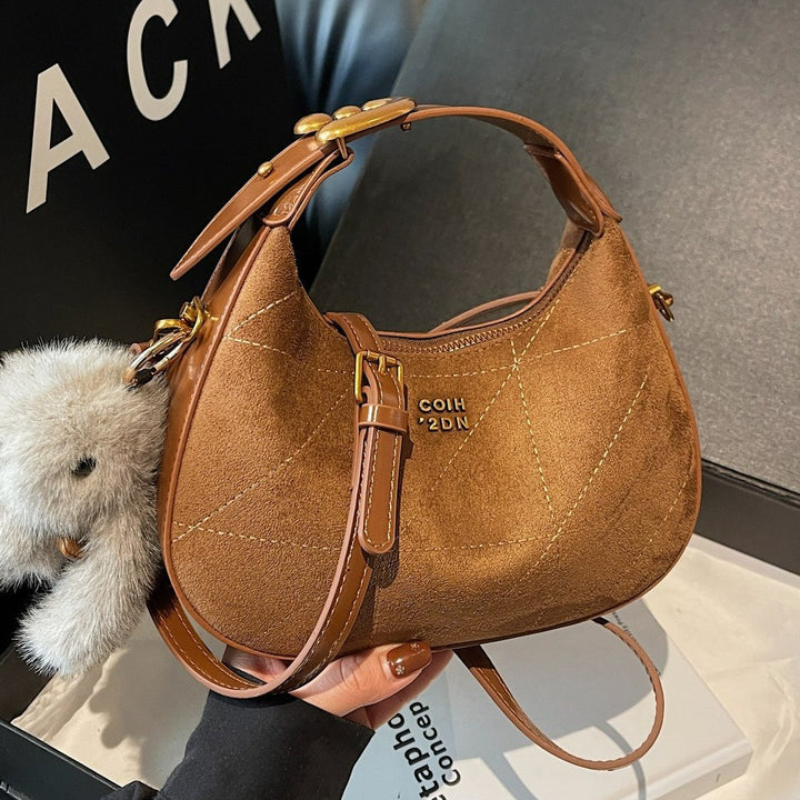 Damen Henkeltasche aus weichem Veloursleder mit abnehmbarem Plüschanhänger Nord Taschen
