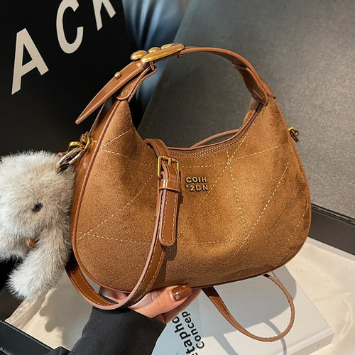 Damen Henkeltasche aus weichem Veloursleder mit abnehmbarem Plüschanhänger Nord Taschen