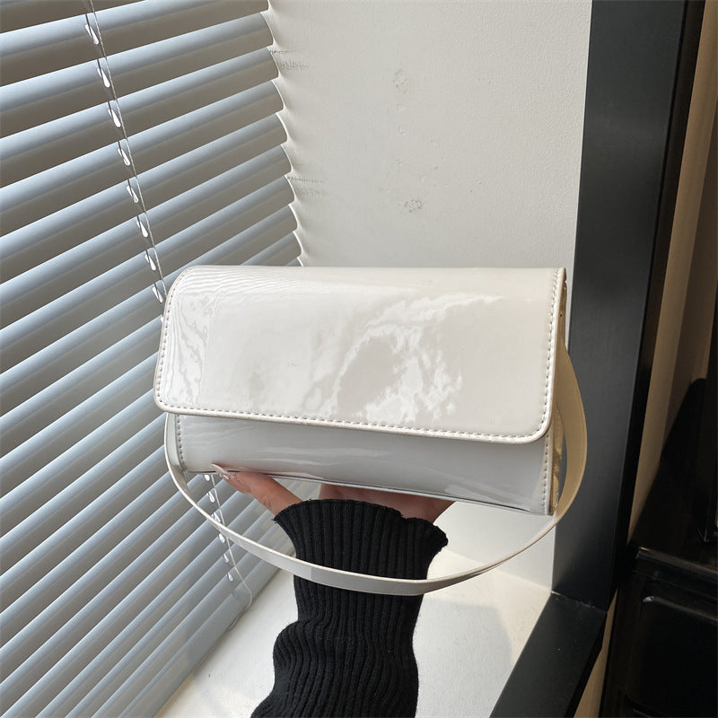 Damen elegante Lackleder Handtasche mit praktischem Klappverschluss Nord Taschen