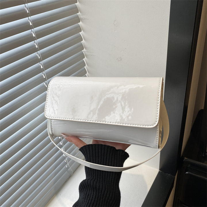 Damen elegante Lackleder Handtasche mit praktischem Klappverschluss Nord Taschen