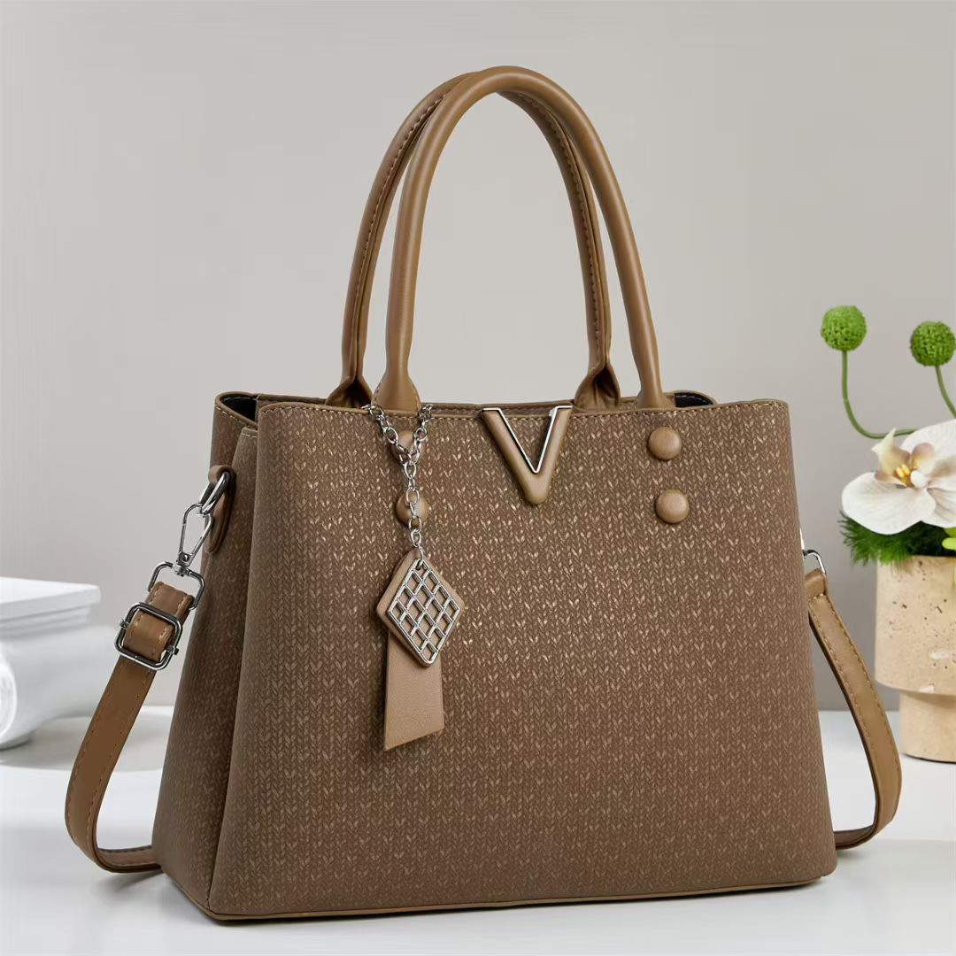 Damen elegante Handtasche mit abnehmbarem Schultergurt und dekorativem Anhänger Nord Taschen