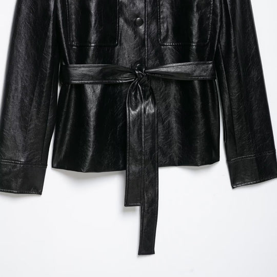 Damen Taillierte Kunstlederjacke im Trenchstil mit Stehkragen, Pattentaschen und Bindegürtel Nord Taschen