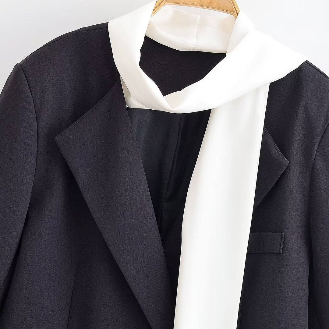 Damen Kurzer Blazer mit angenähter Schluppen‑Krawatte und Pattentaschen Nord Taschen
