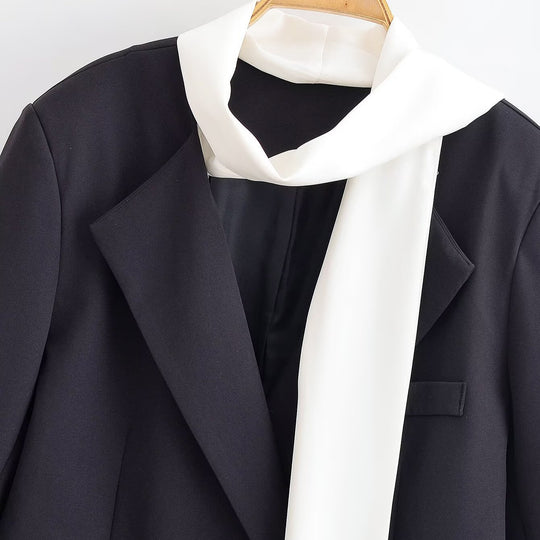 Damen Kurzer Blazer mit angenähter Schluppen‑Krawatte und Pattentaschen Nord Taschen