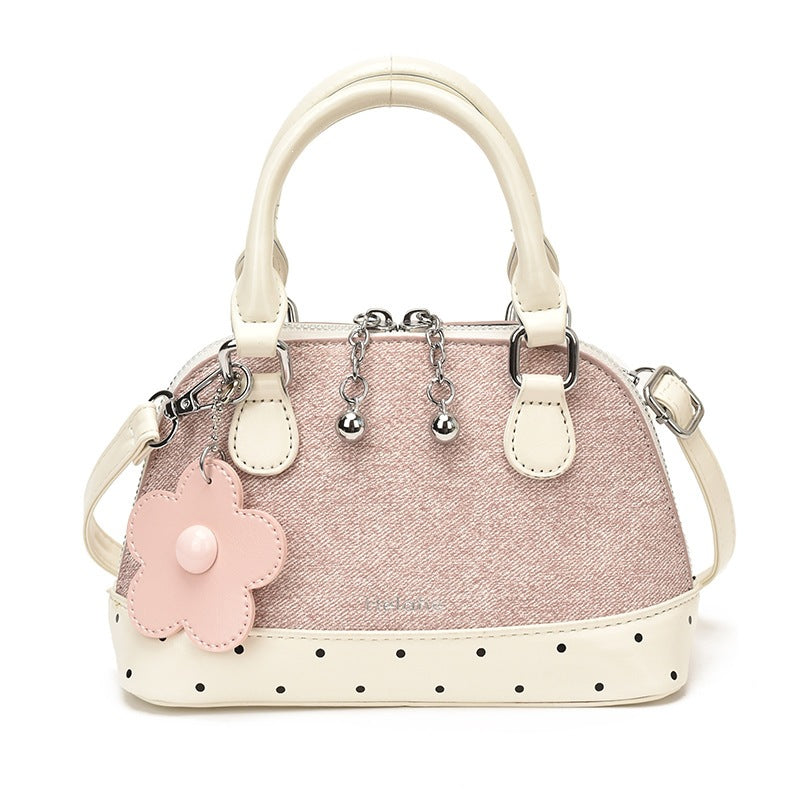 Damen modische Handtasche mit verspieltem Blumenanhänger Nord Taschen