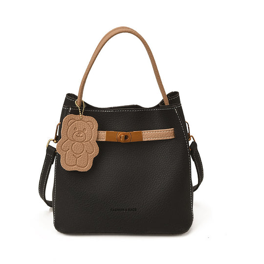 Damen Hobo-Tasche aus hochwertigem Kunstleder mit verspieltem Bärenanhänger Nord Taschen