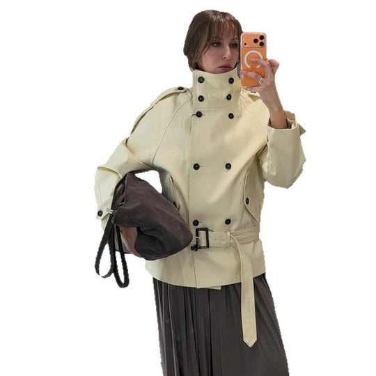 Damen Kurze doppeltknöpfte Trenchjacke mit hohem Stehkragen und Taillengürtel Nord Taschen