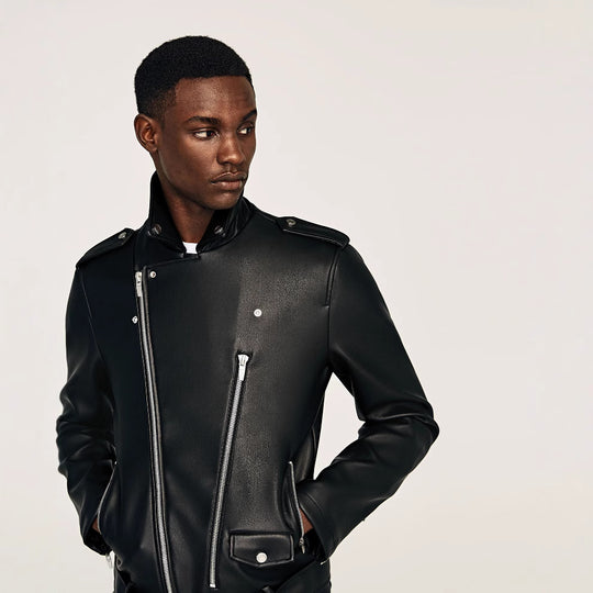 Herren Bikerjacke im Rider‑Stil aus veganer Lederoptik mit asymmetrischem Reißverschluss und Taillengürtel Nord Taschen