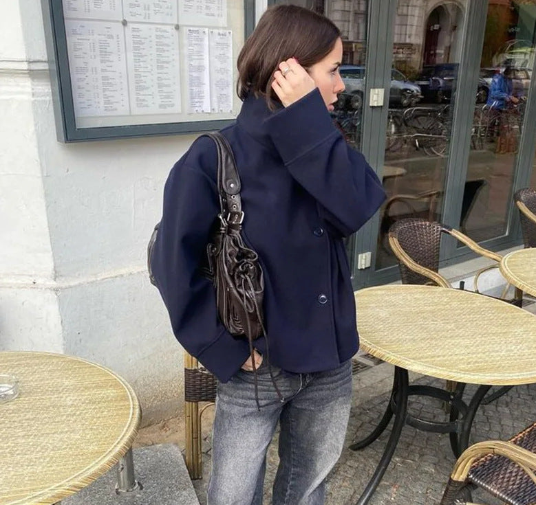 Damen 9800+ kurze boxy‑Wollmix‑Jacke mit hohem Funnelkragen, asymmetrischer Knopfleiste und verstellbaren Manschetten Nord Taschen