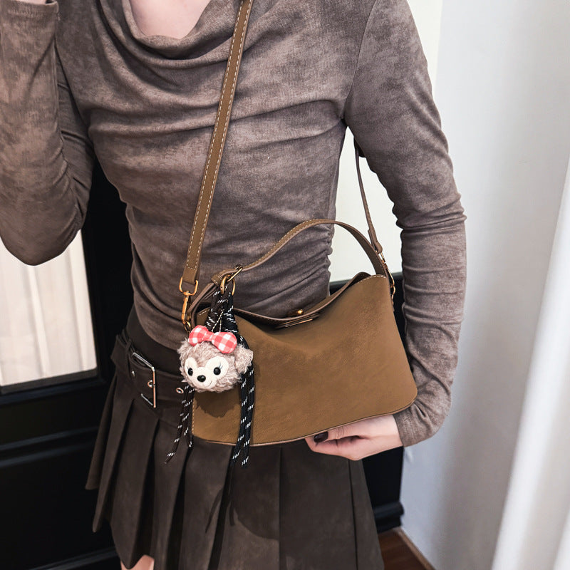 Damen Umhängetasche aus weichem Kunstleder mit charmantem Tieranhänger Nord Taschen