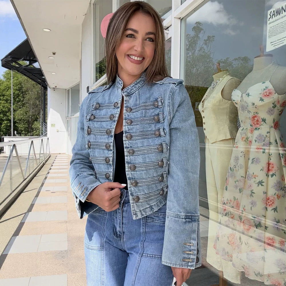 Damen Kurz geschnittene Jeansjacke im militärisch inspirierten Stil mit dekorativen Knopfleisten Nord Taschen